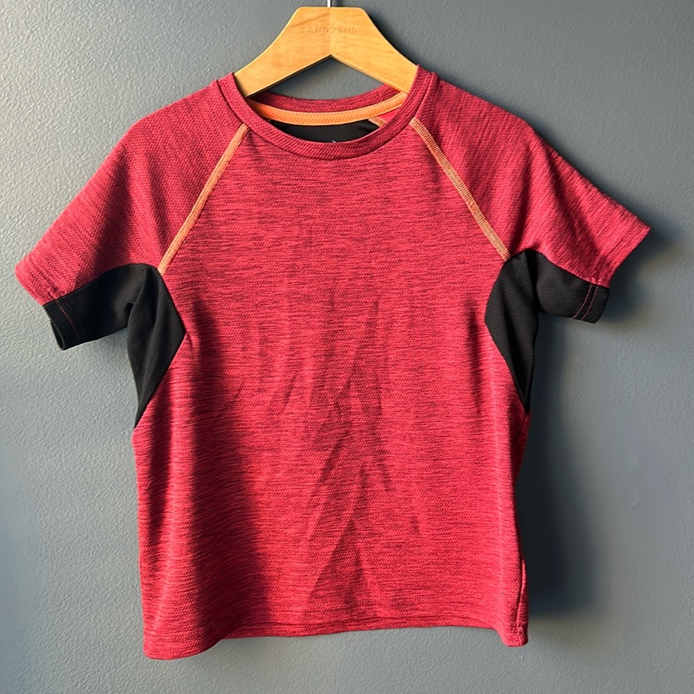 ❤️ OLD NAVY Active Boys tee shirt red black size medium size 8